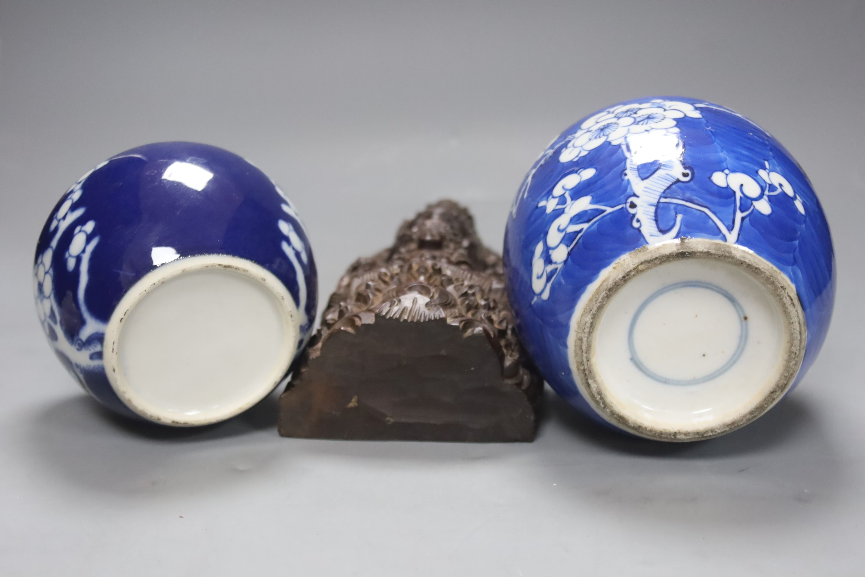 Two early 20th century Chinese blue and white jars, an agate miniature teapot and an Indonesian wood carving, length 27.5cm